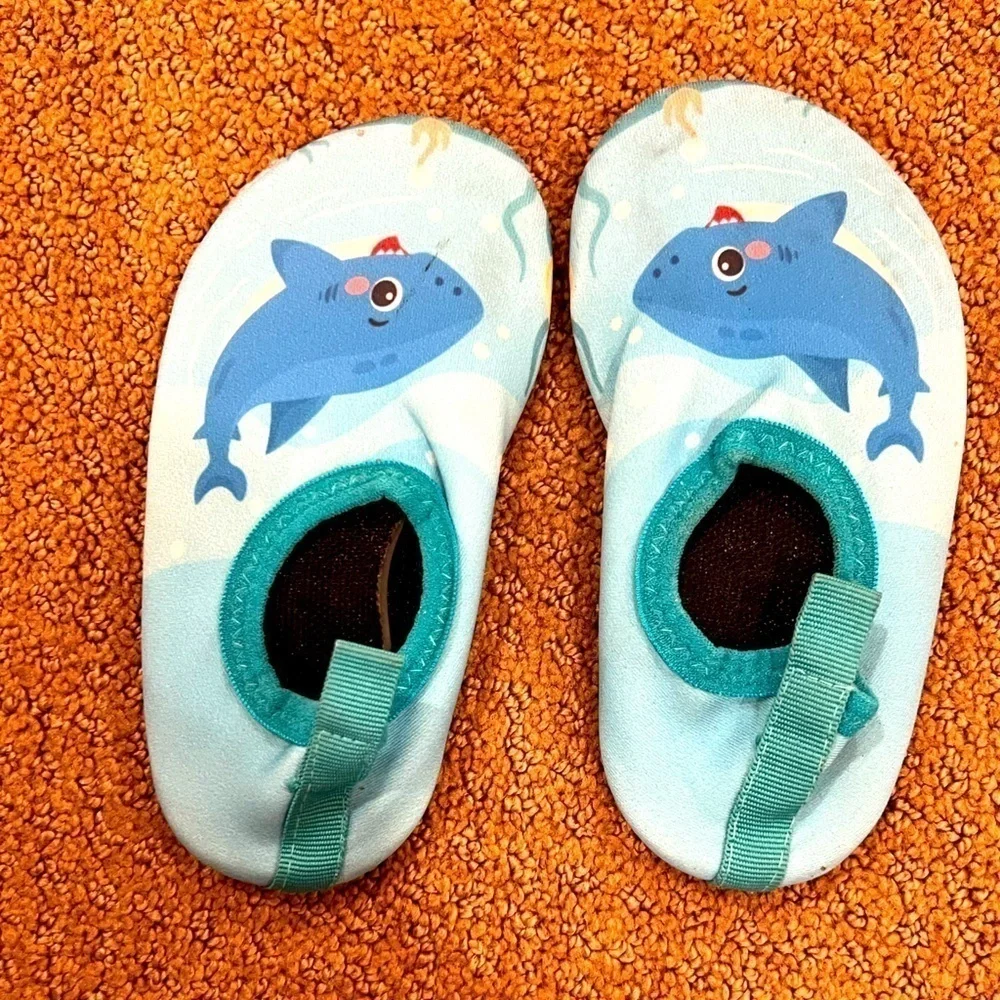 Boys Shark Swim Shoes Size 5/6 Water Shoes